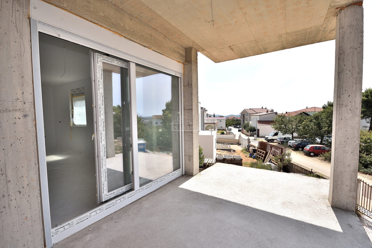 Vodice.-**NUOVA COSTRUZIONE** Appartamento 93 m2, primo piano, 2 camere + soggiorno con angolo cottura