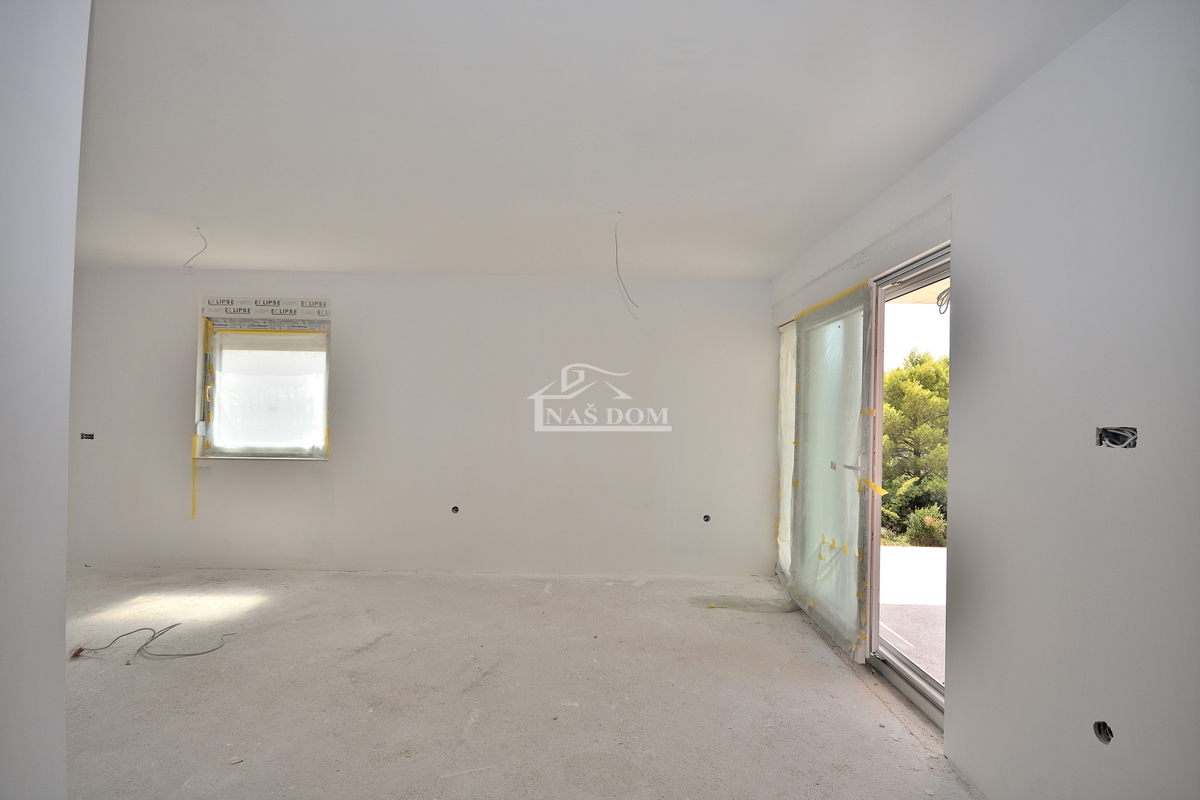 Vodice.-**NUOVA COSTRUZIONE** Appartamento 93 m2, primo piano, 2 camere + soggiorno con angolo cottura