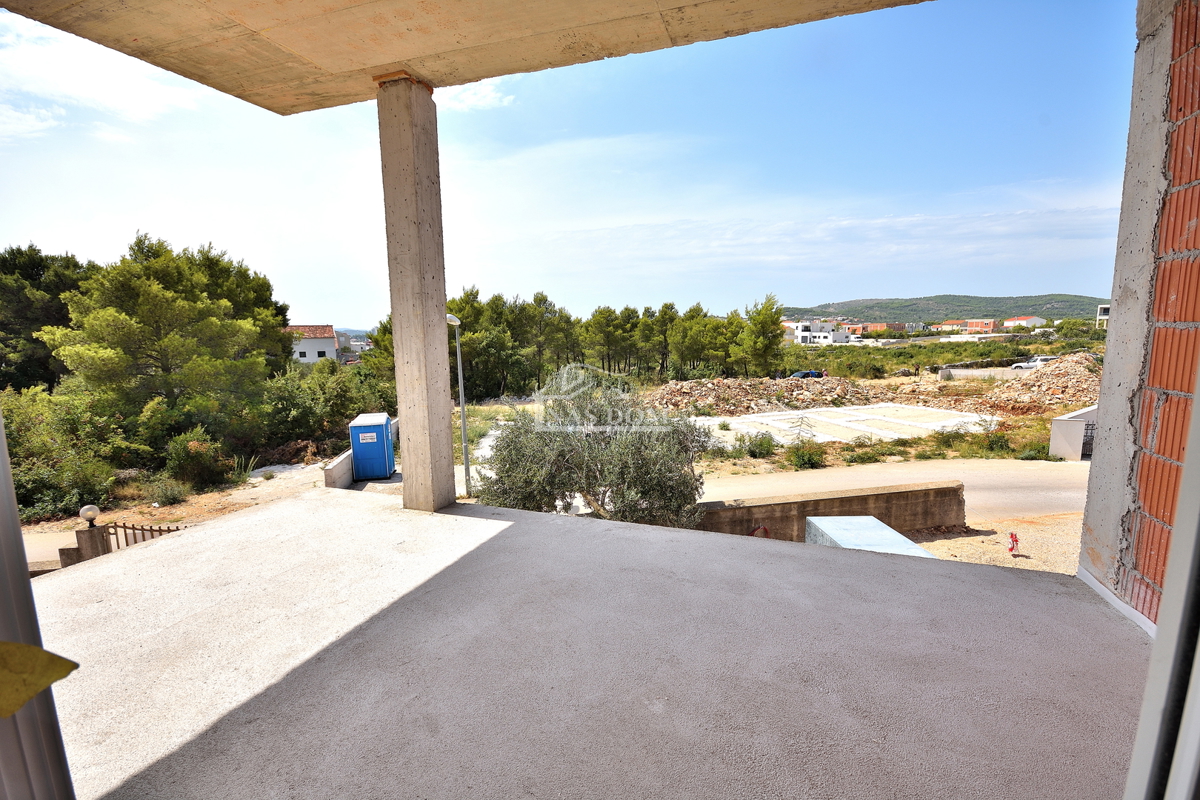 Vodice.-**NUOVA COSTRUZIONE** Appartamento 93 m2, primo piano, 2 camere + soggiorno con angolo cottura