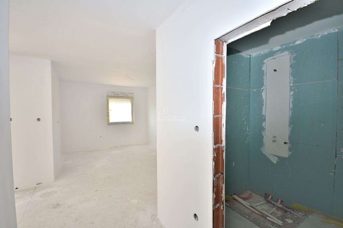 Vodice.-**NUOVA COSTRUZIONE** Appartamento 93 m2, primo piano, 2 camere + soggiorno con angolo cottura