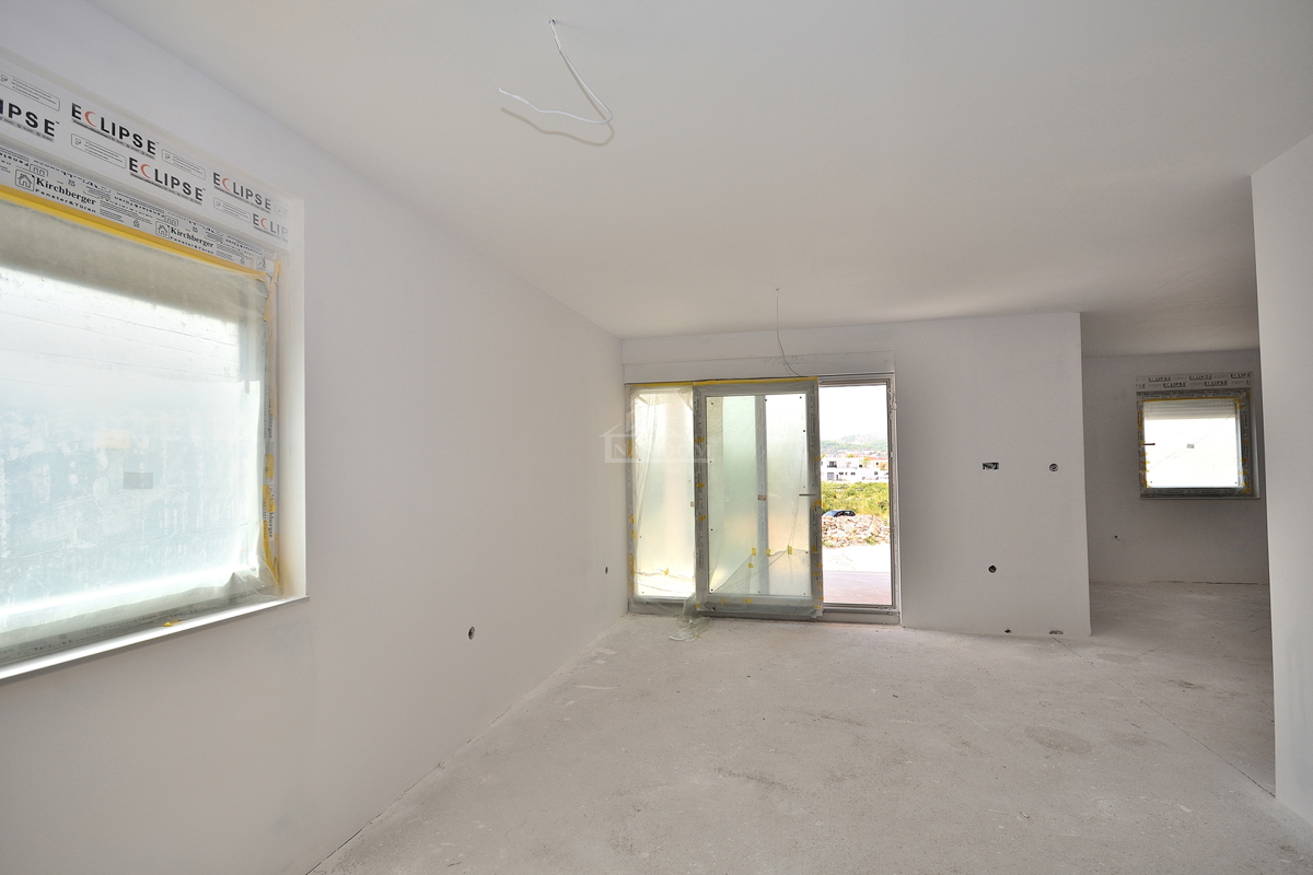 Vodice.-**NUOVA COSTRUZIONE** Appartamento 93 m2, primo piano, 2 camere + soggiorno con angolo cottura