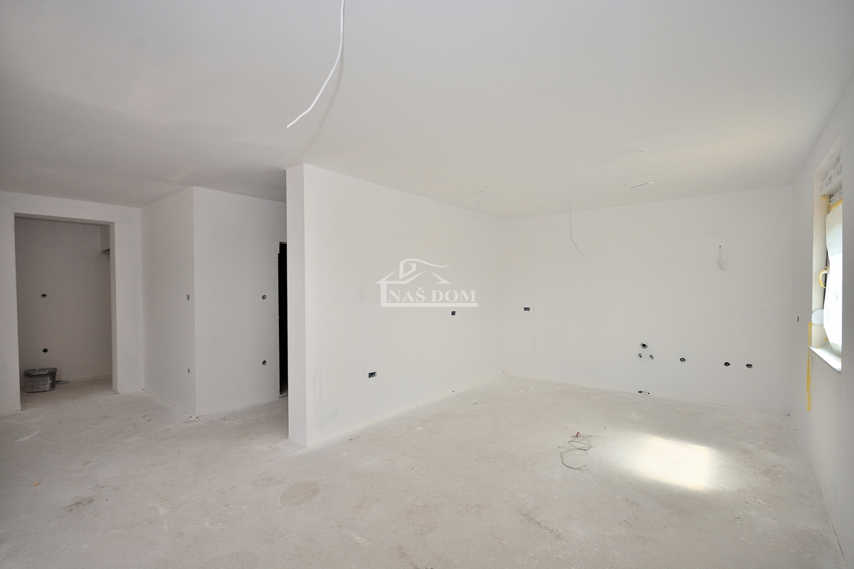 Vodice.-**NUOVA COSTRUZIONE** Appartamento 93 m2, primo piano, 2 camere + soggiorno con angolo cottura