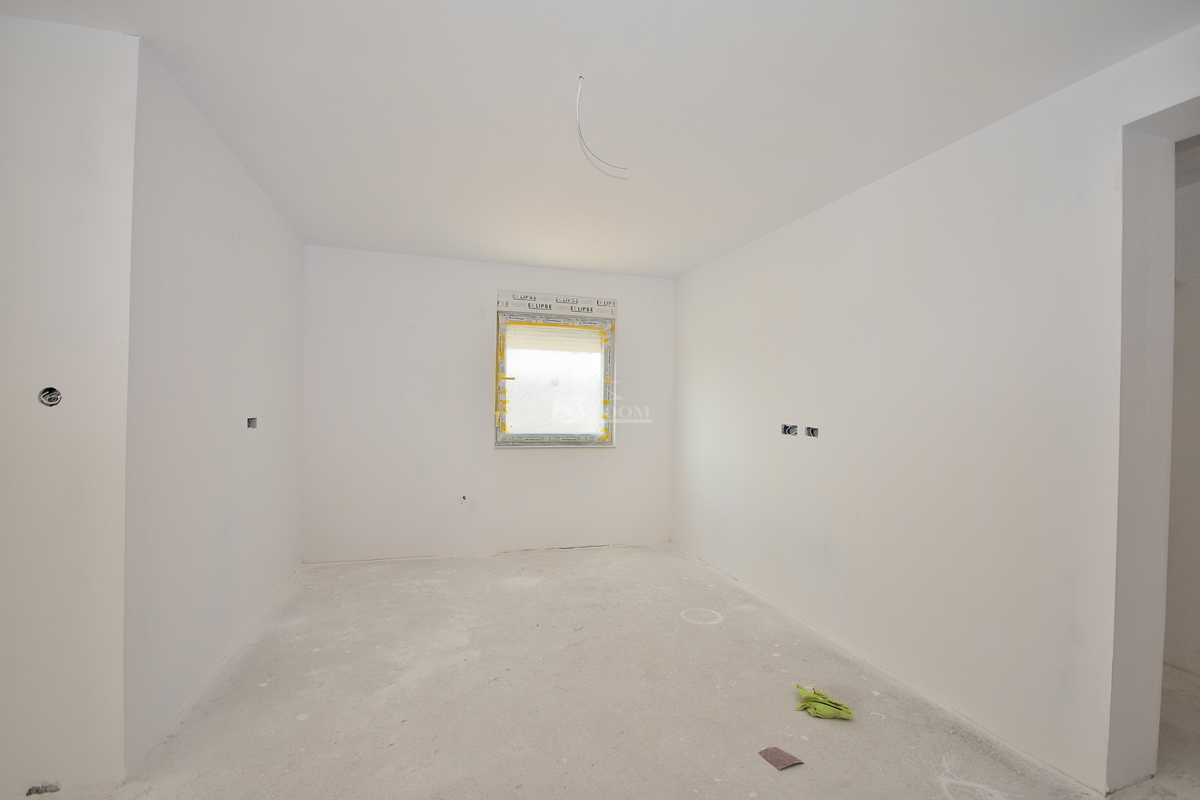 Vodice.-**NUOVA COSTRUZIONE** Appartamento 93 m2, primo piano, 2 camere + soggiorno con angolo cottura