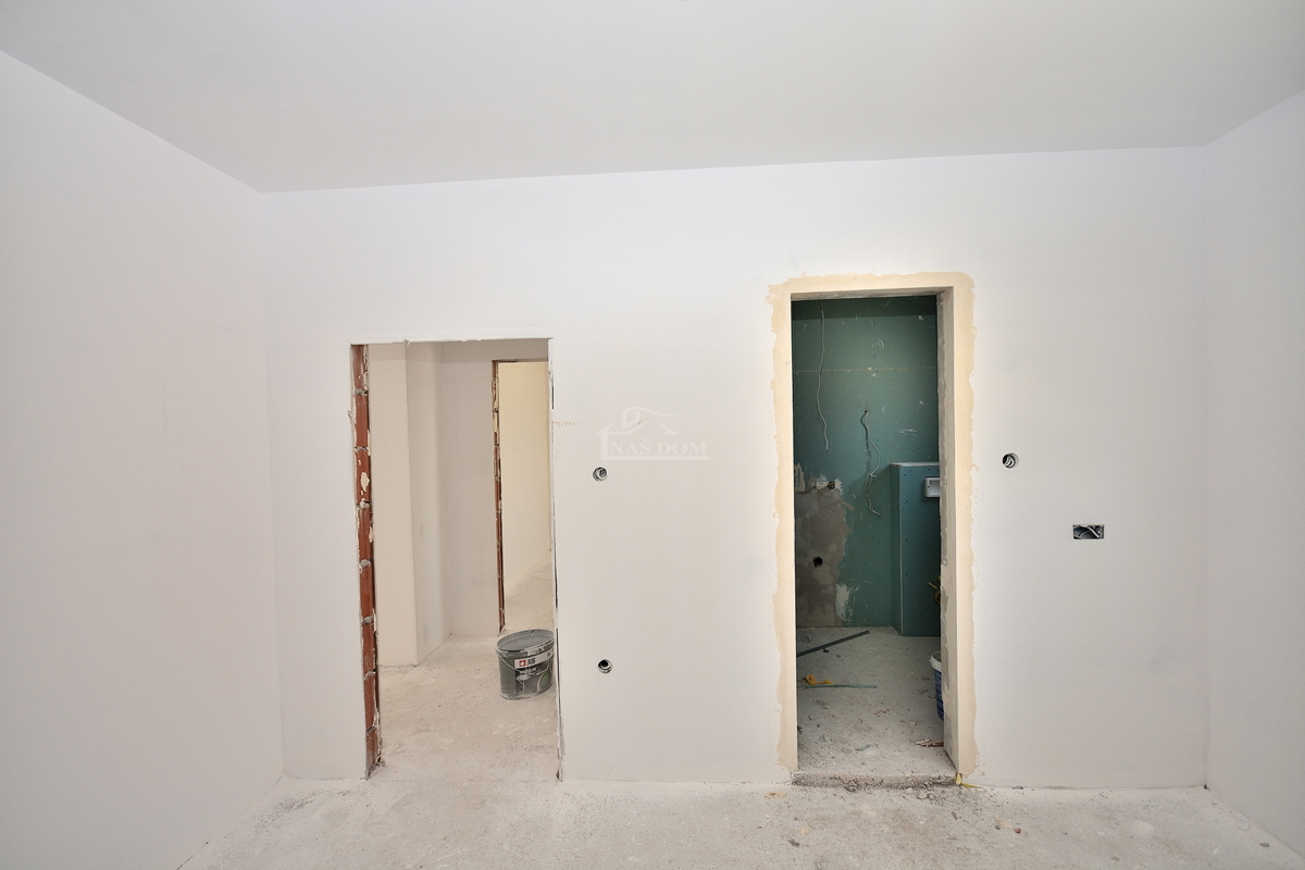 Vodice.-**NUOVA COSTRUZIONE** Appartamento 93 m2, primo piano, 2 camere + soggiorno con angolo cottura