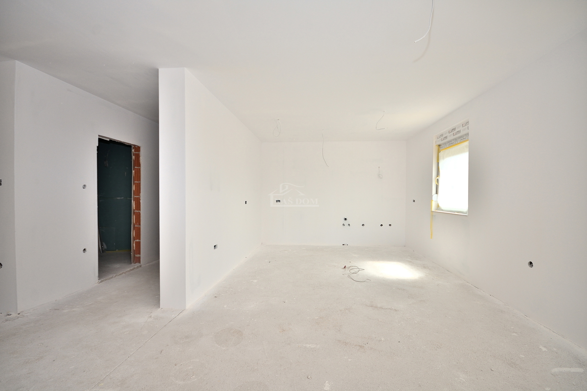 Vodice.-**NUOVA COSTRUZIONE** Appartamento 93 m2, primo piano, 2 camere + soggiorno con angolo cottura