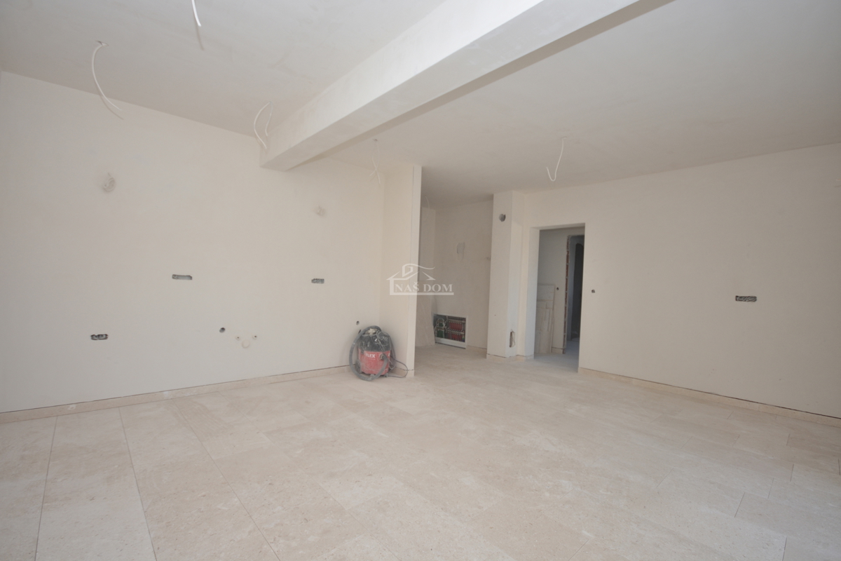 Vodice - Appartamento di lusso S1 al piano terra con giardino, vista mare