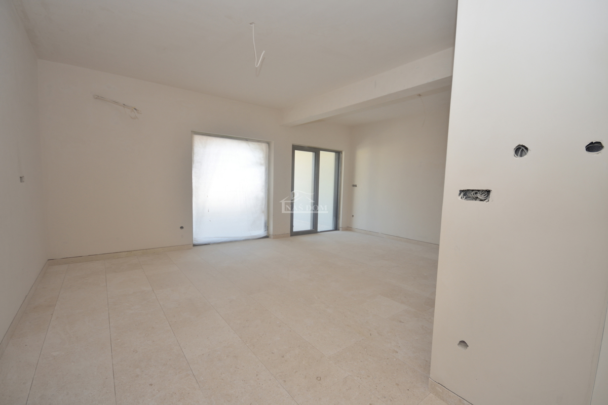 Vodice - Appartamento di lusso S1 al piano terra con giardino, vista mare