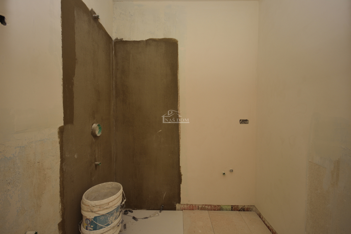 Vodice - Appartamento di lusso S1 al piano terra con giardino, vista mare