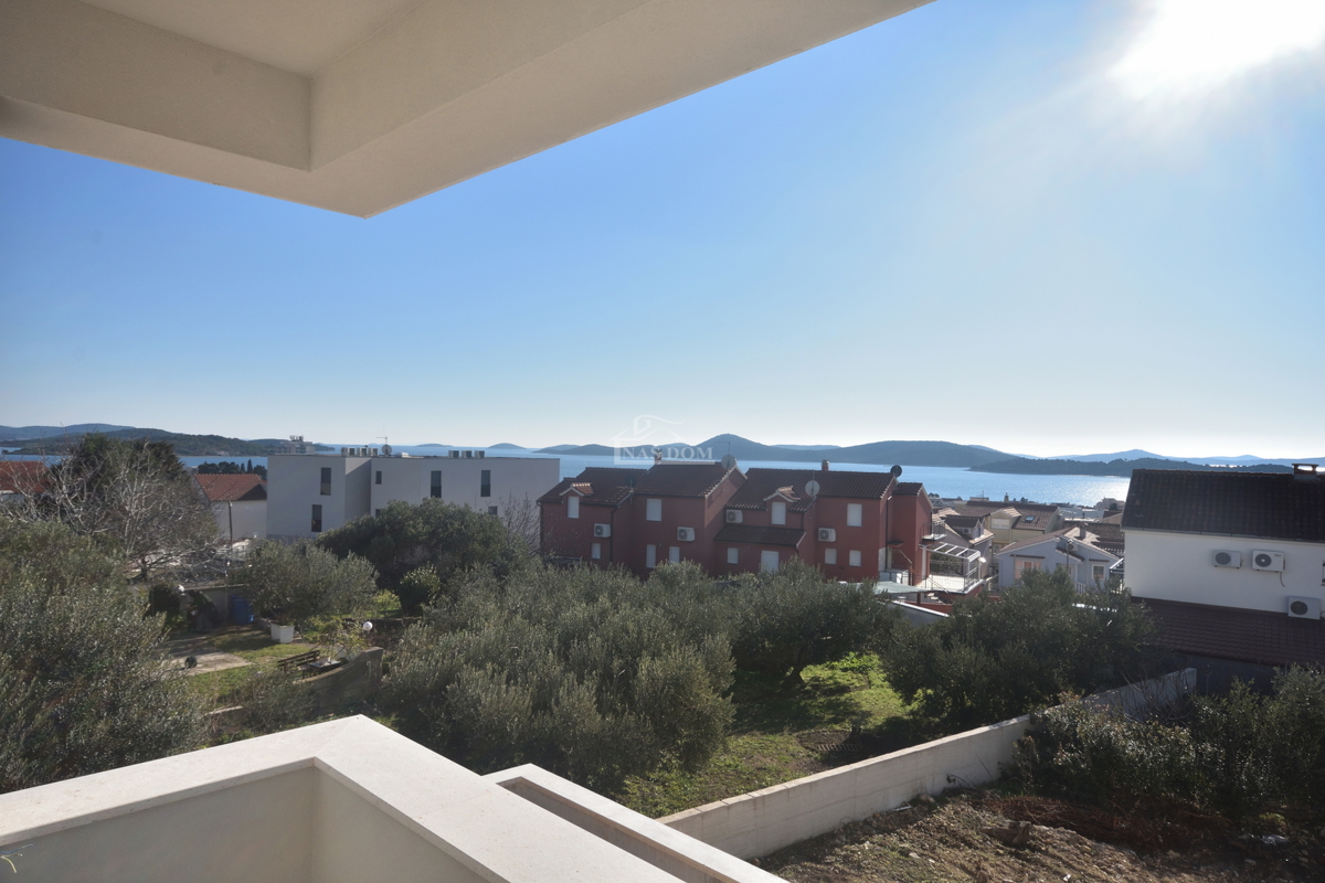 Vodice - Appartamento di lusso S2 al piano terra con giardino, vista mare