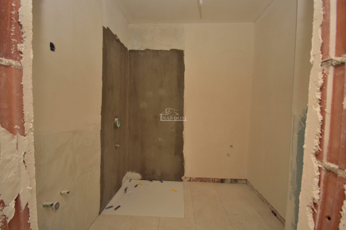 Vodice - Appartamento di lusso S2 al piano terra con giardino, vista mare