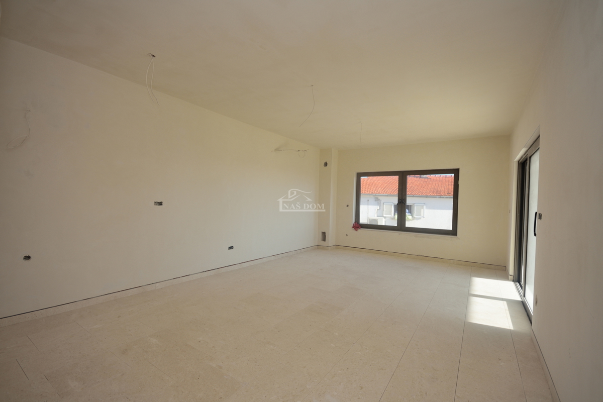 Vodice - Appartamento di lusso S2 al piano terra con giardino, vista mare