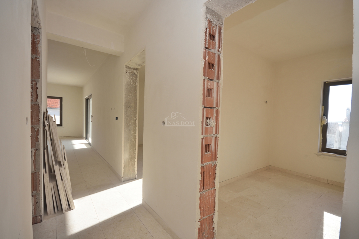 Vodice - Appartamento di lusso S2 al piano terra con giardino, vista mare