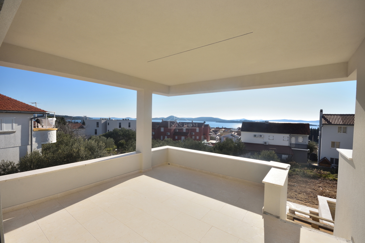 Vodice - Appartamento di lusso S2 al piano terra con giardino, vista mare