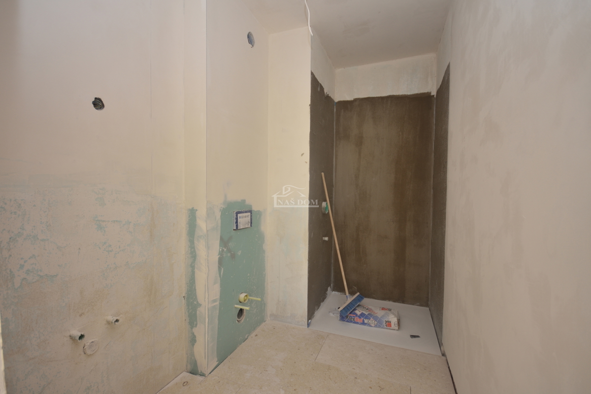 Vodice - Appartamento di lusso S2 al piano terra con giardino, vista mare