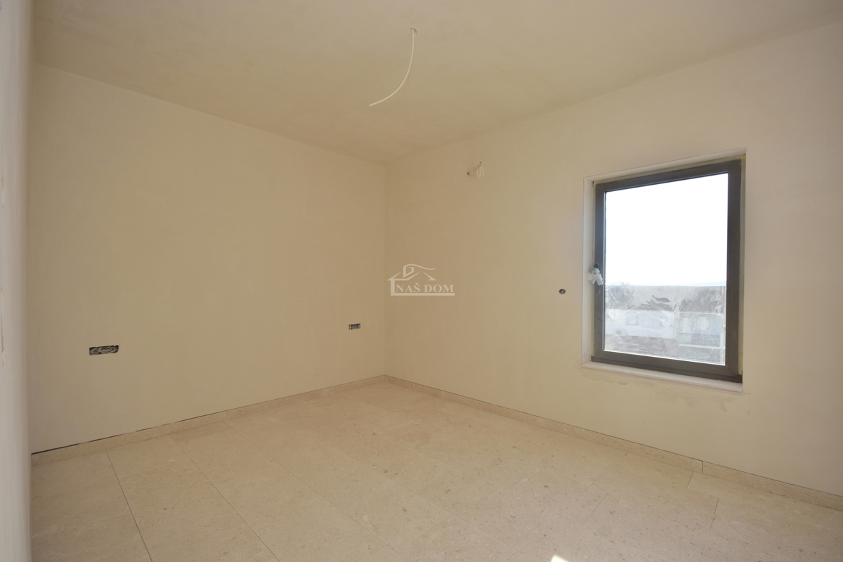 Vodice - Appartamento di lusso S2 al piano terra con giardino, vista mare