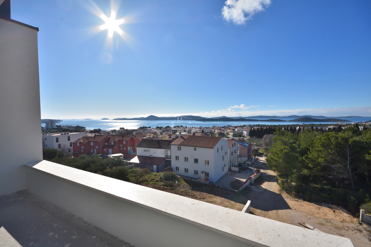 Vodice - Appartamento di lusso S10 con tre camere da letto, ascensore, vista mare, secondo piano
