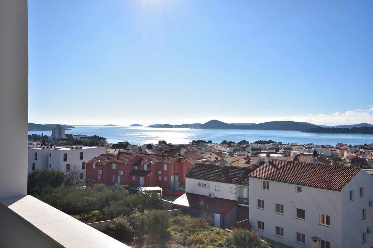 Vodice - Appartamento di lusso S10 con tre camere da letto, ascensore, vista mare, secondo piano
