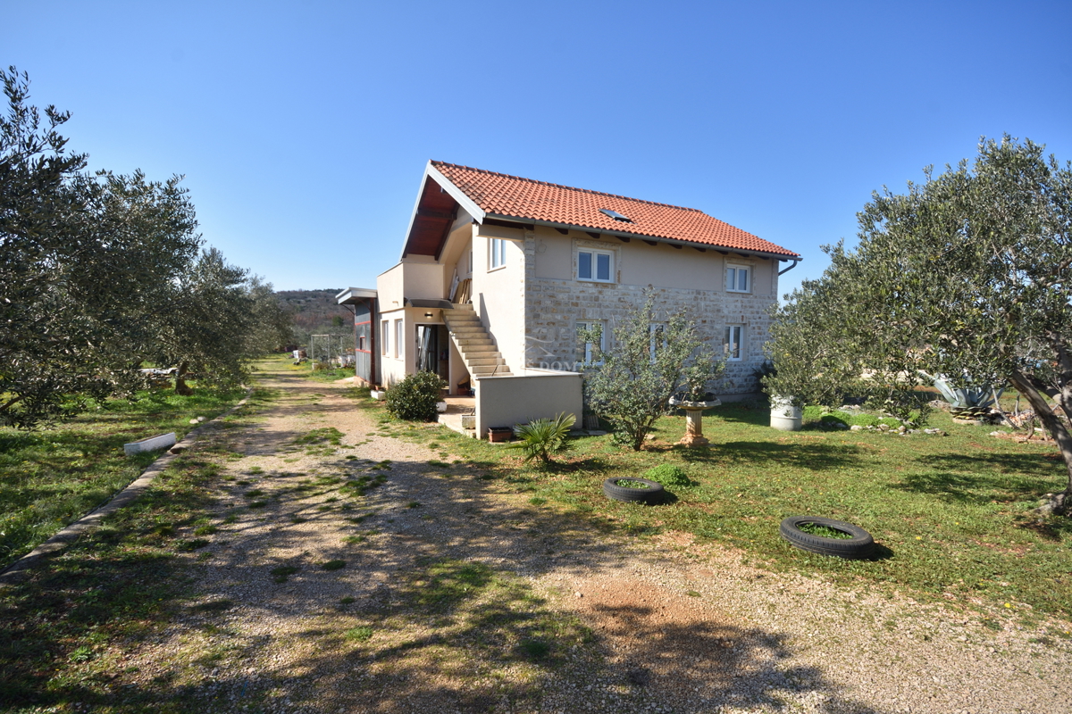 Vodice – Terreno agricolo con casa, uliveto e fabbricati accessori