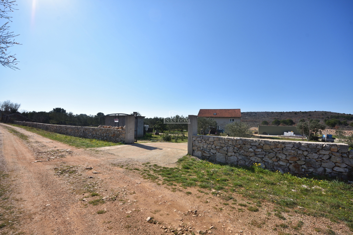 Vodice – Terreno agricolo con casa, uliveto e fabbricati accessori