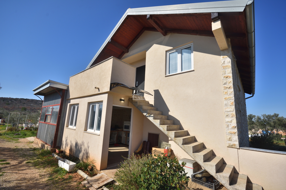 Vodice – Terreno agricolo con casa, uliveto e fabbricati accessori