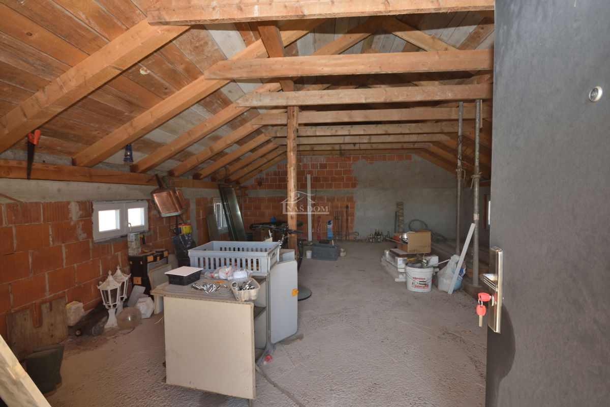 Vodice – Terreno agricolo con casa, uliveto e fabbricati accessori