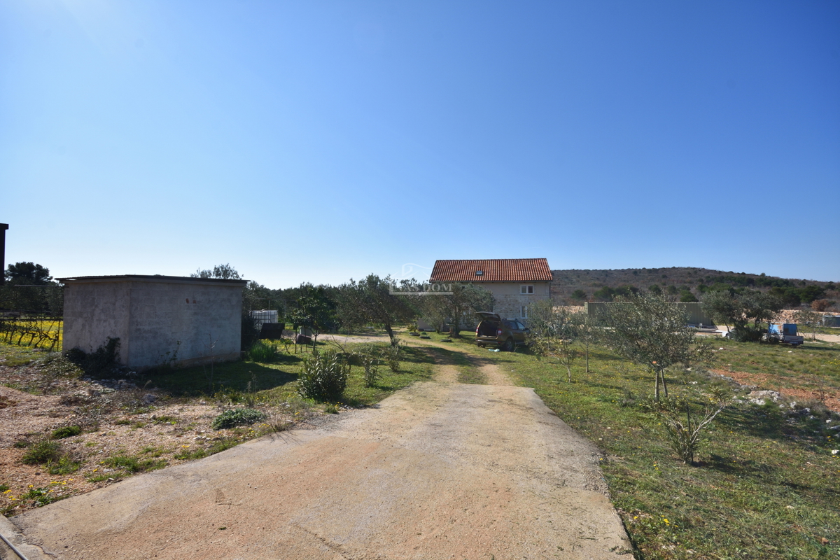 Vodice – Terreno agricolo con casa, uliveto e fabbricati accessori
