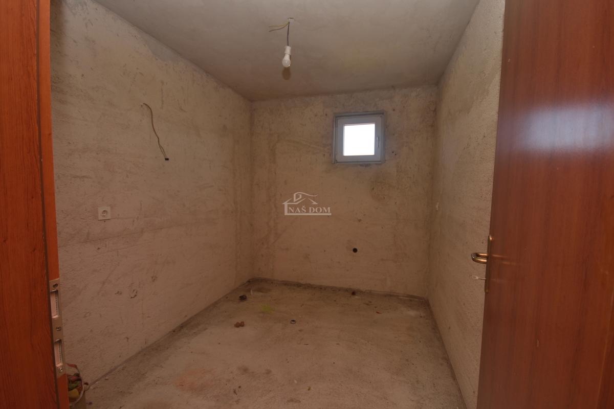 Vodice – Terreno agricolo con casa, uliveto e fabbricati accessori