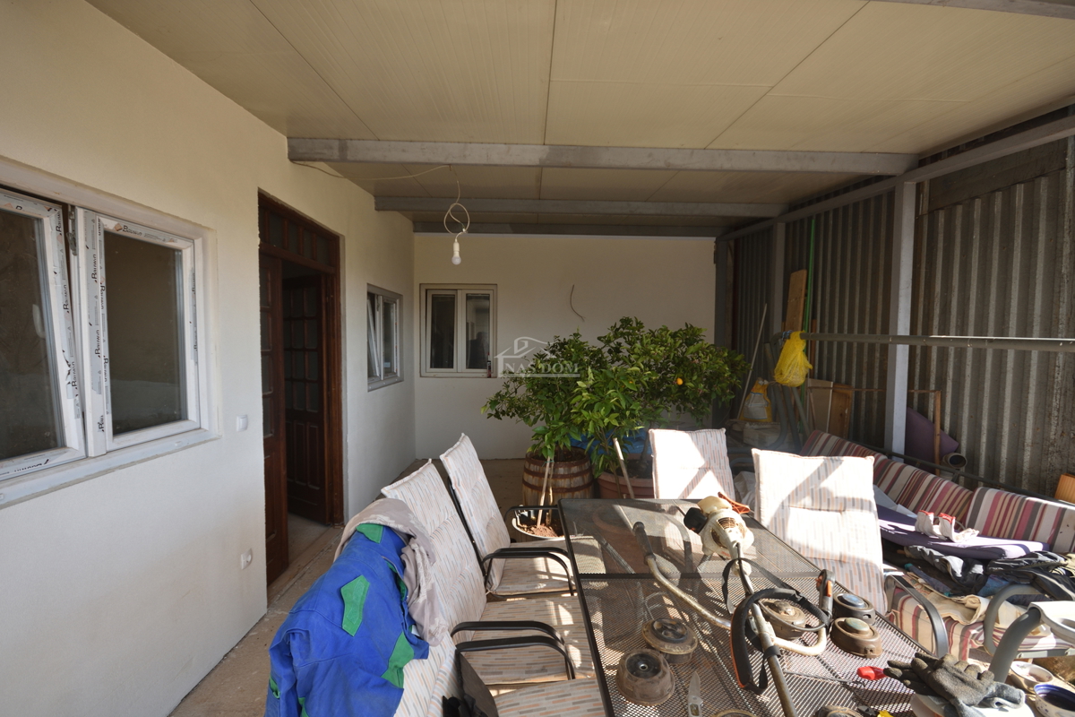 Vodice – Terreno agricolo con casa, uliveto e fabbricati accessori