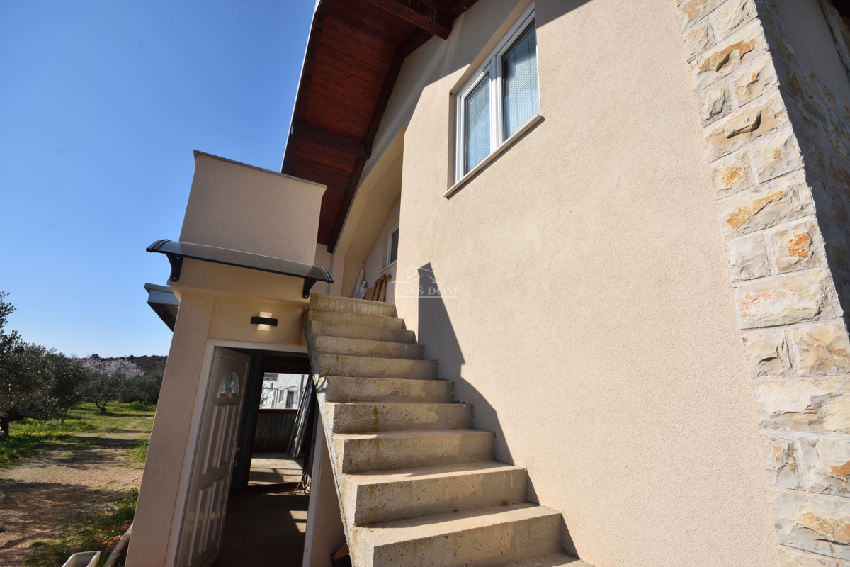 Vodice – Terreno agricolo con casa, uliveto e fabbricati accessori