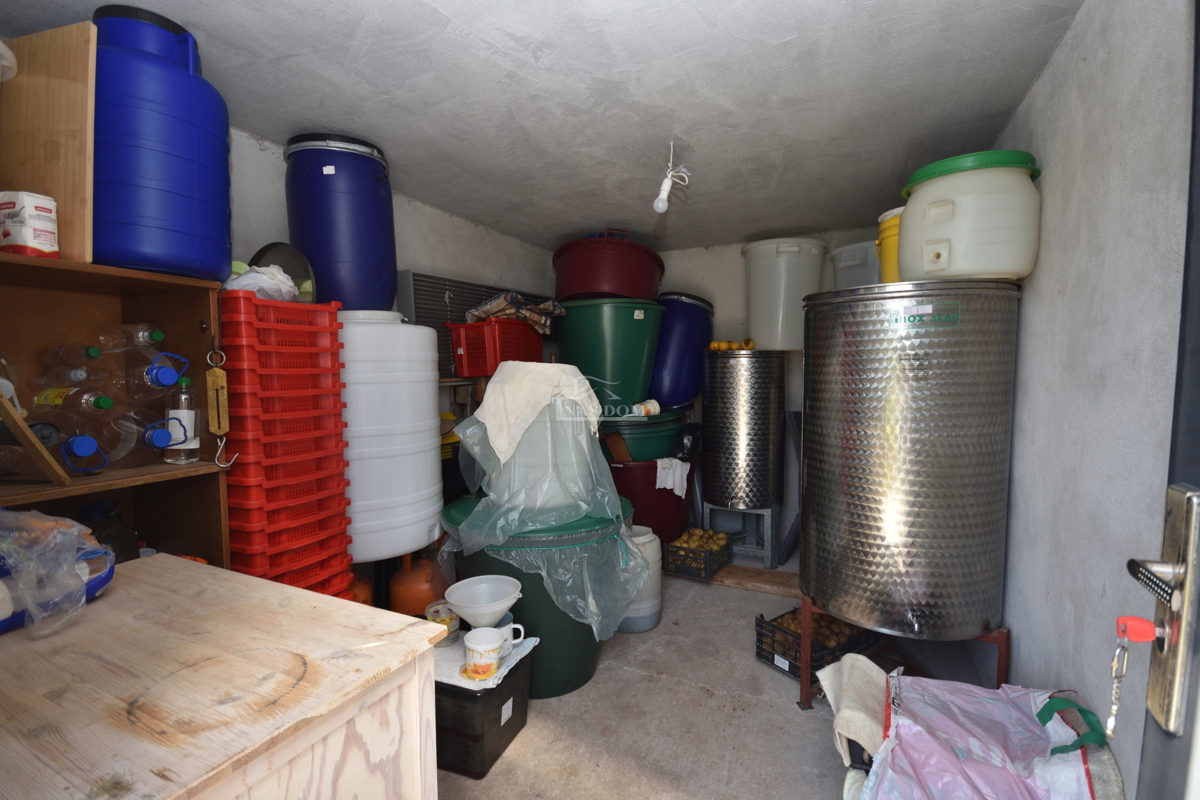 Vodice – Terreno agricolo con casa, uliveto e fabbricati accessori