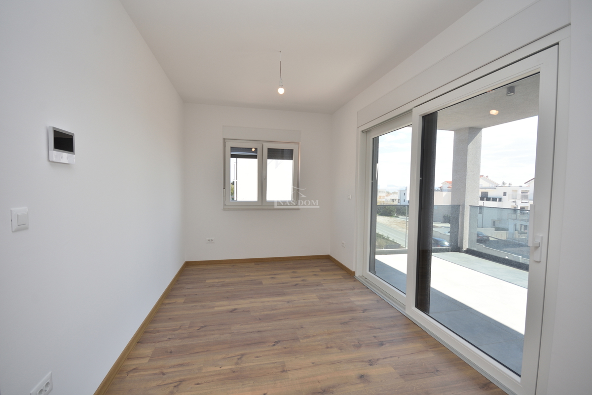 Nuova doppia casa su 3 piani, con piscina e giardino - 700 m dalla spiaggia