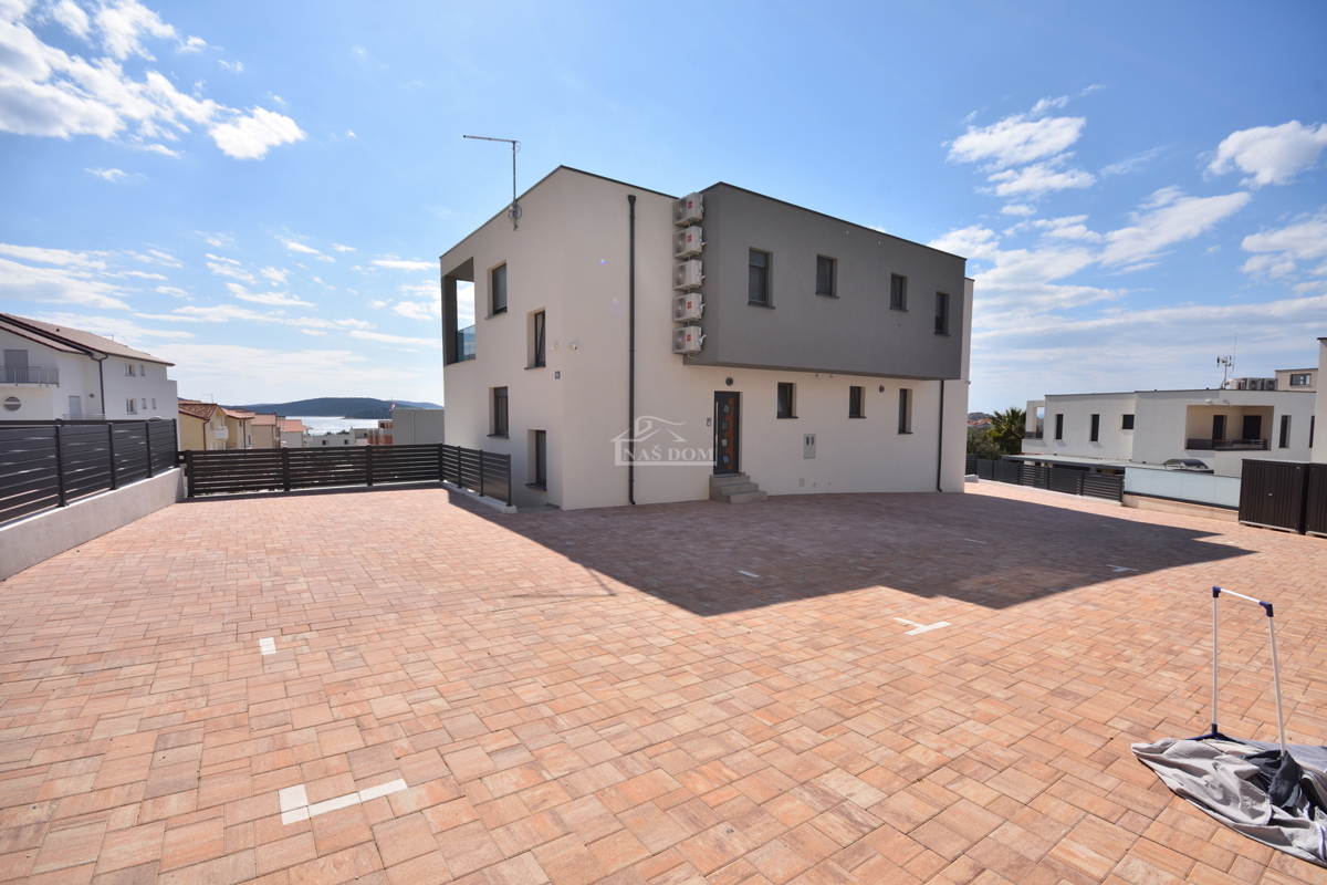 Nuova doppia casa su 3 piani, con piscina e giardino - 700 m dalla spiaggia