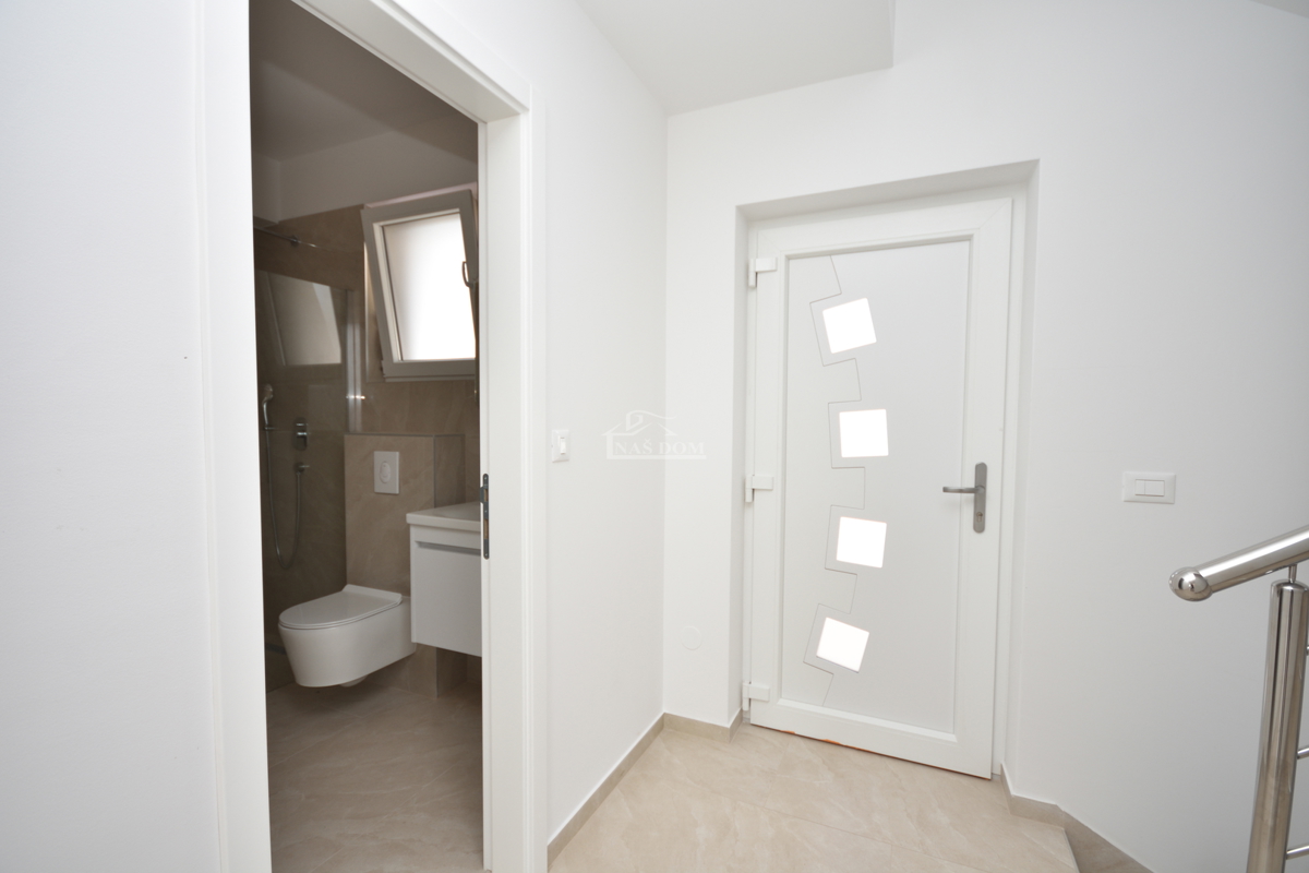 Nuova doppia casa su 3 piani, con piscina e giardino - 700 m dalla spiaggia