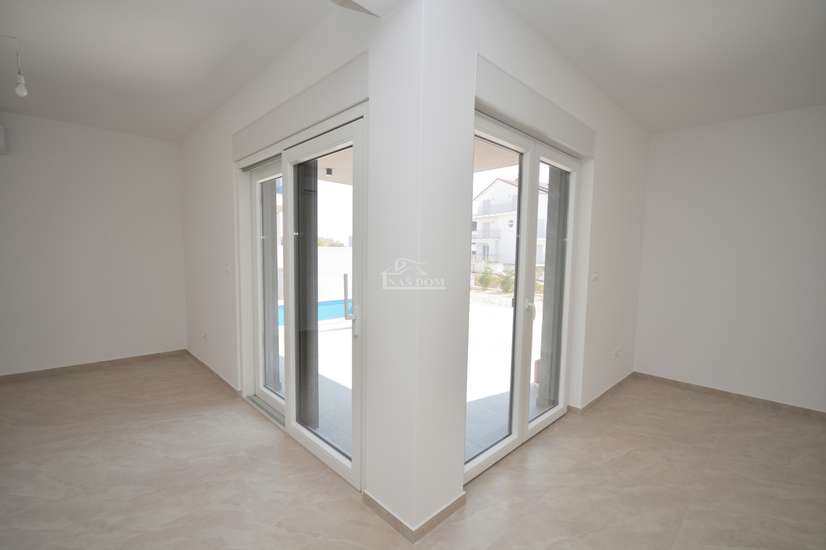 Nuova doppia casa su 3 piani, con piscina e giardino - 700 m dalla spiaggia