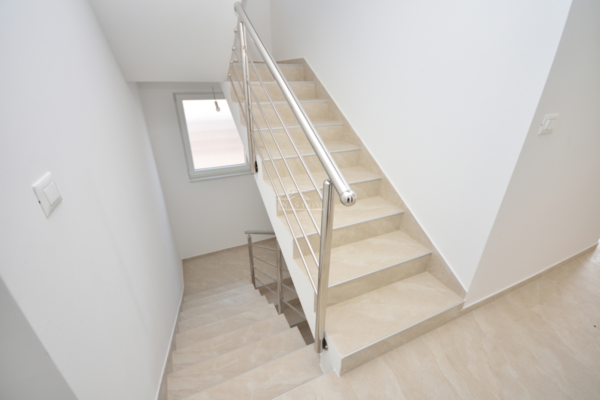 Nuova doppia casa su 3 piani, con piscina e giardino - 700 m dalla spiaggia