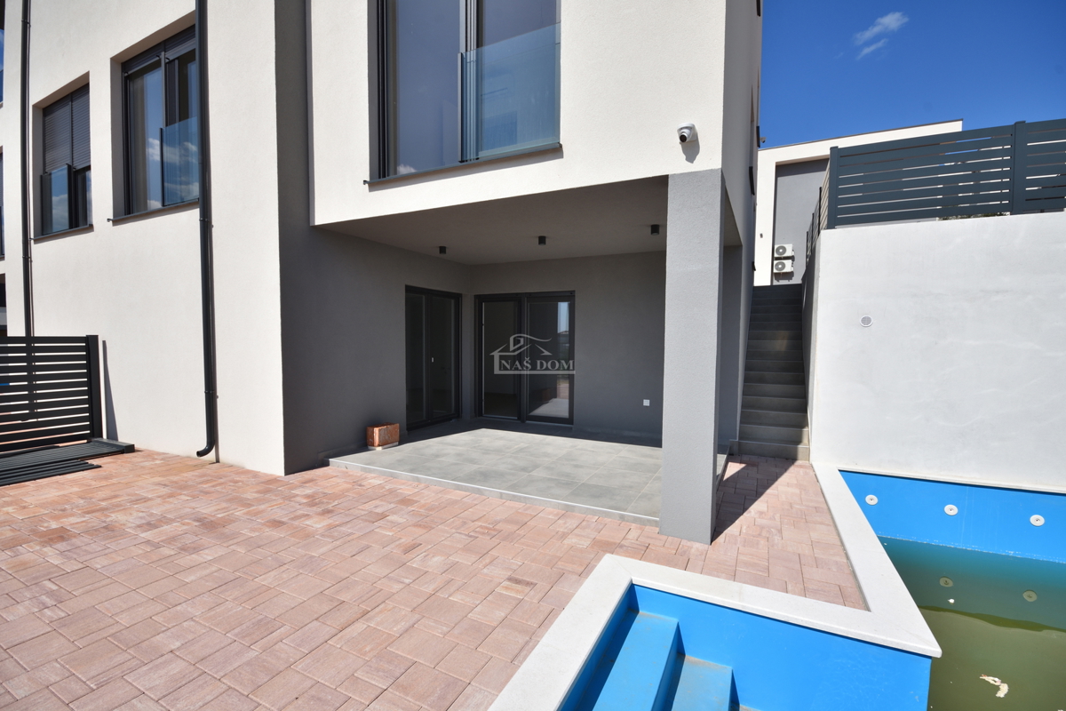 Nuova doppia casa su 3 piani, con piscina e giardino - 700 m dalla spiaggia