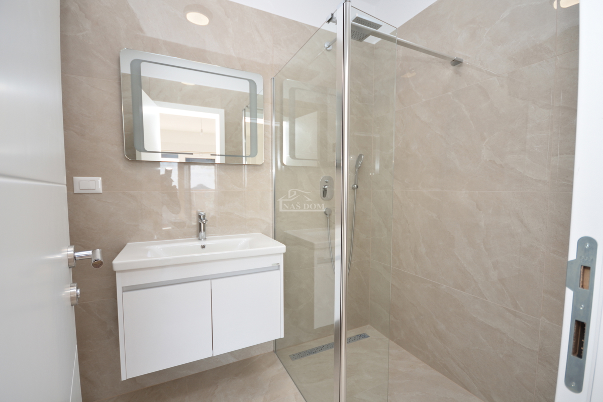 Nuova doppia casa su 3 piani, con piscina e giardino - 700 m dalla spiaggia