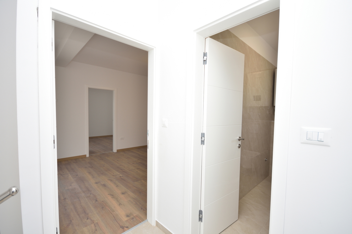 Nuova doppia casa su 3 piani, con piscina e giardino - 700 m dalla spiaggia