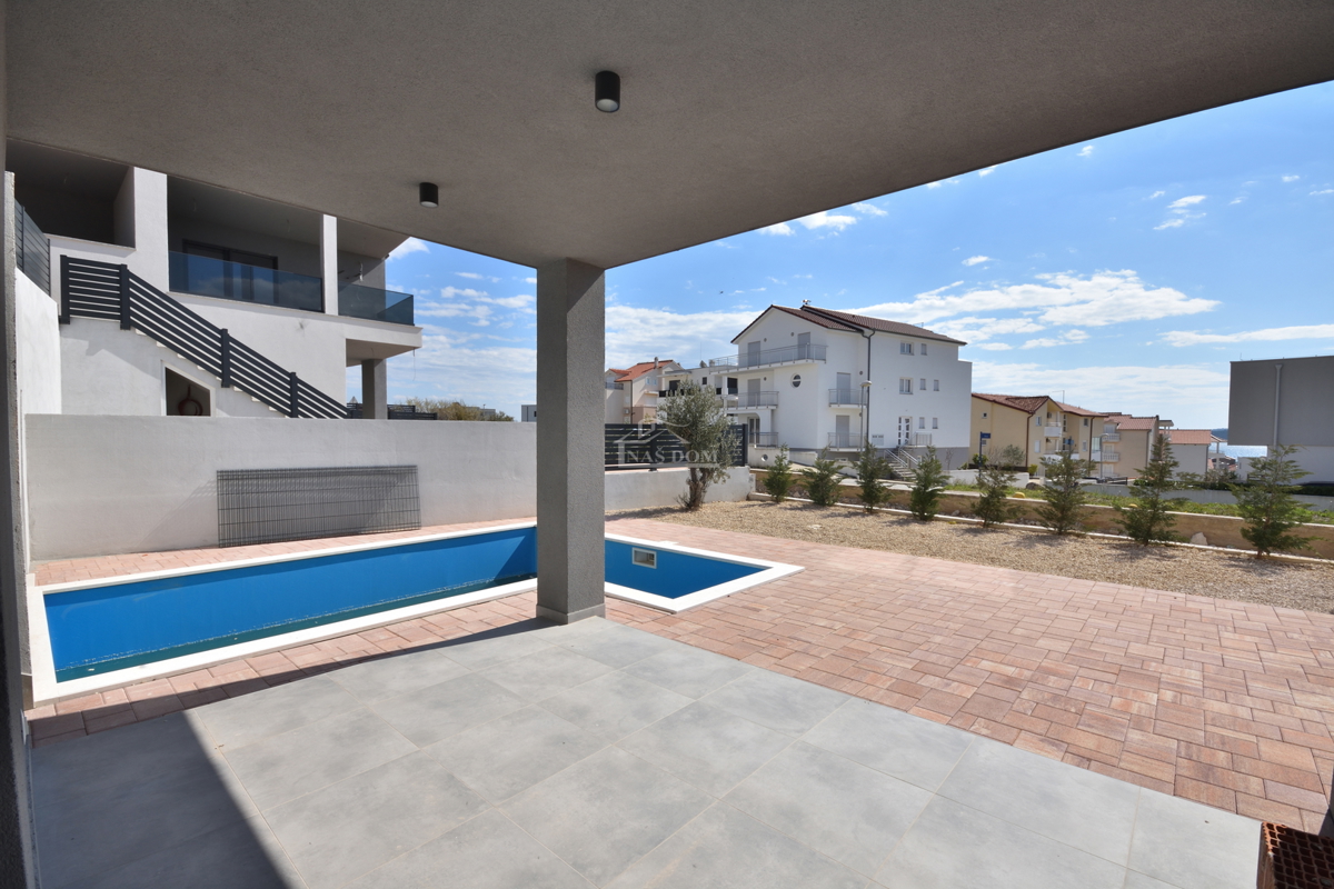 Nuova doppia casa su 3 piani, con piscina e giardino - 700 m dalla spiaggia