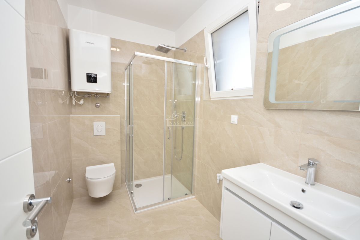 Nuova doppia casa su 3 piani, con piscina e giardino - 700 m dalla spiaggia