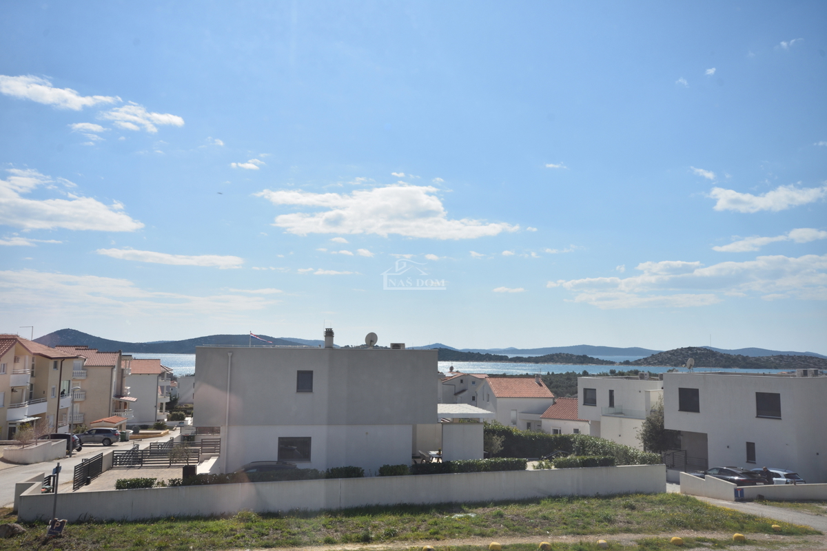 Nuova doppia casa su 3 piani, con piscina e giardino - 700 m dalla spiaggia