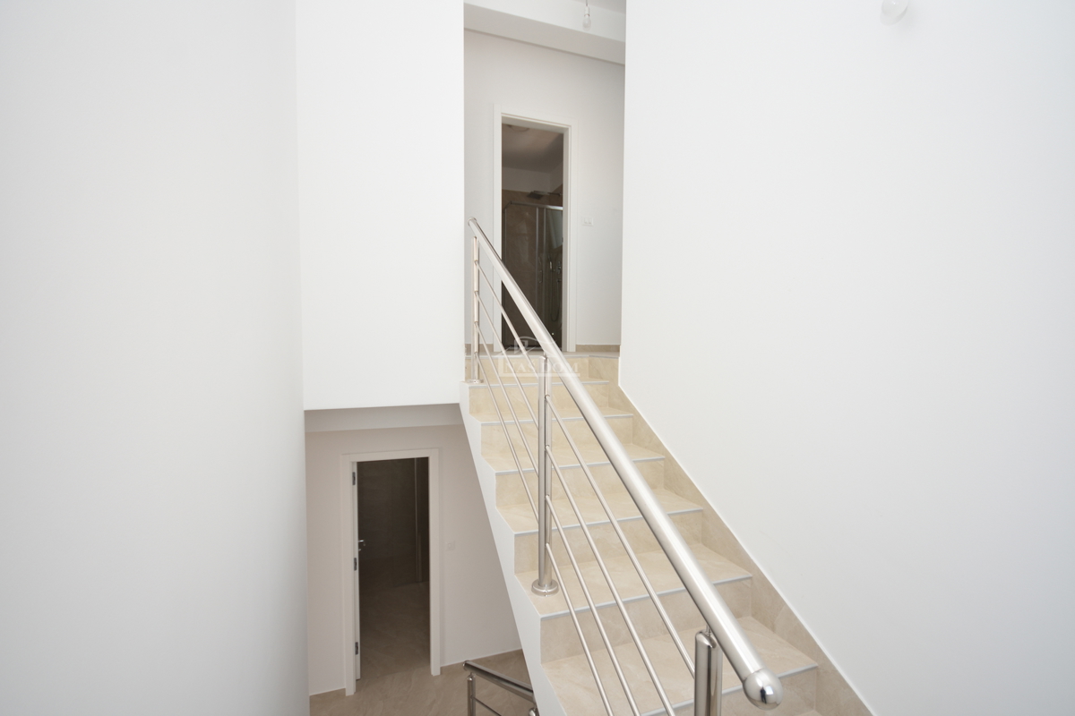 Nuova doppia casa su 3 piani, con piscina e giardino - 700 m dalla spiaggia