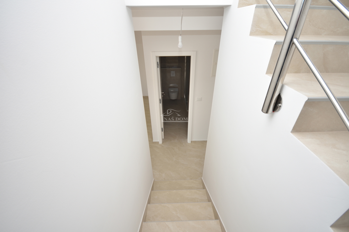 Nuova doppia casa su 3 piani, con piscina e giardino - 700 m dalla spiaggia