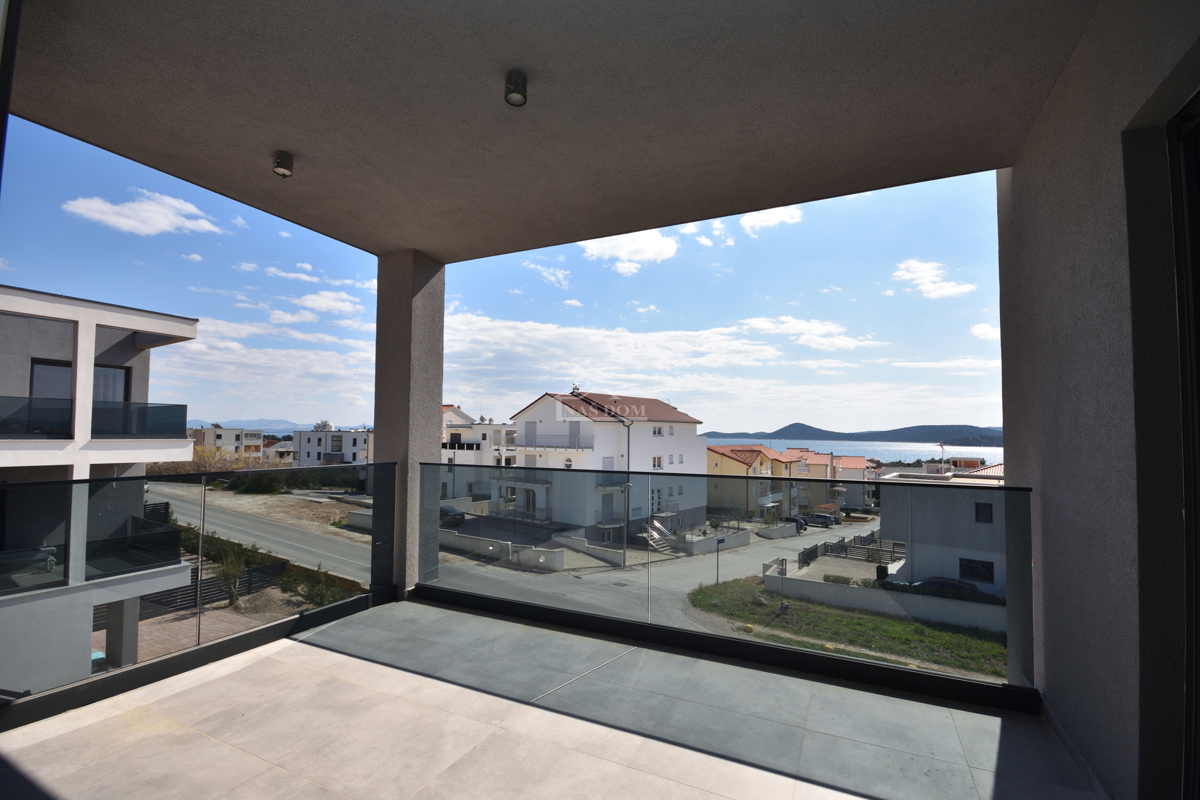 Nuova doppia casa su 3 piani, con piscina e giardino - 700 m dalla spiaggia