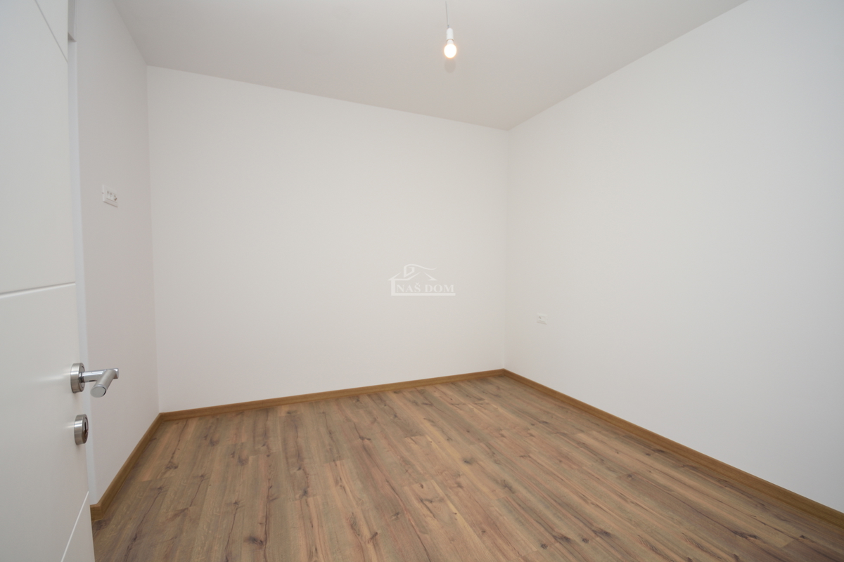 Nuova doppia casa su 3 piani, con piscina e giardino - 700 m dalla spiaggia