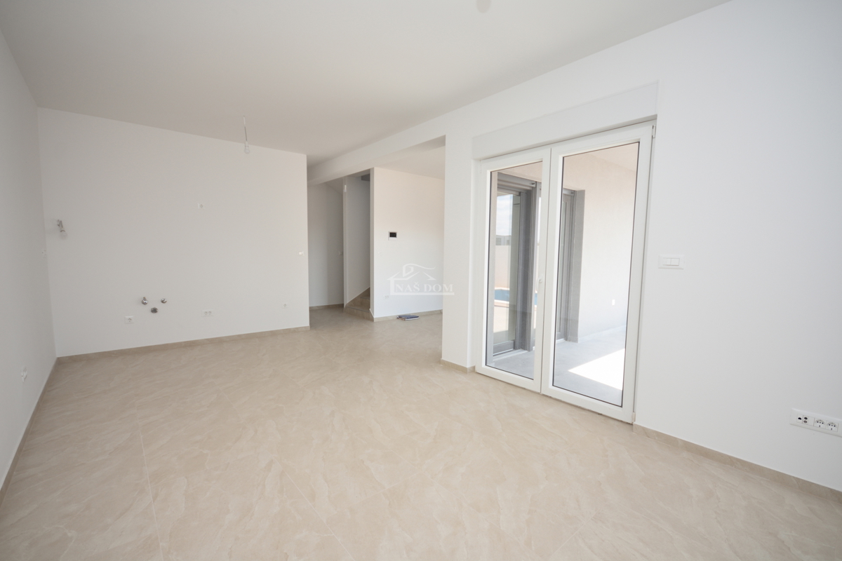 Nuova doppia casa su 3 piani, con piscina e giardino - 700 m dalla spiaggia