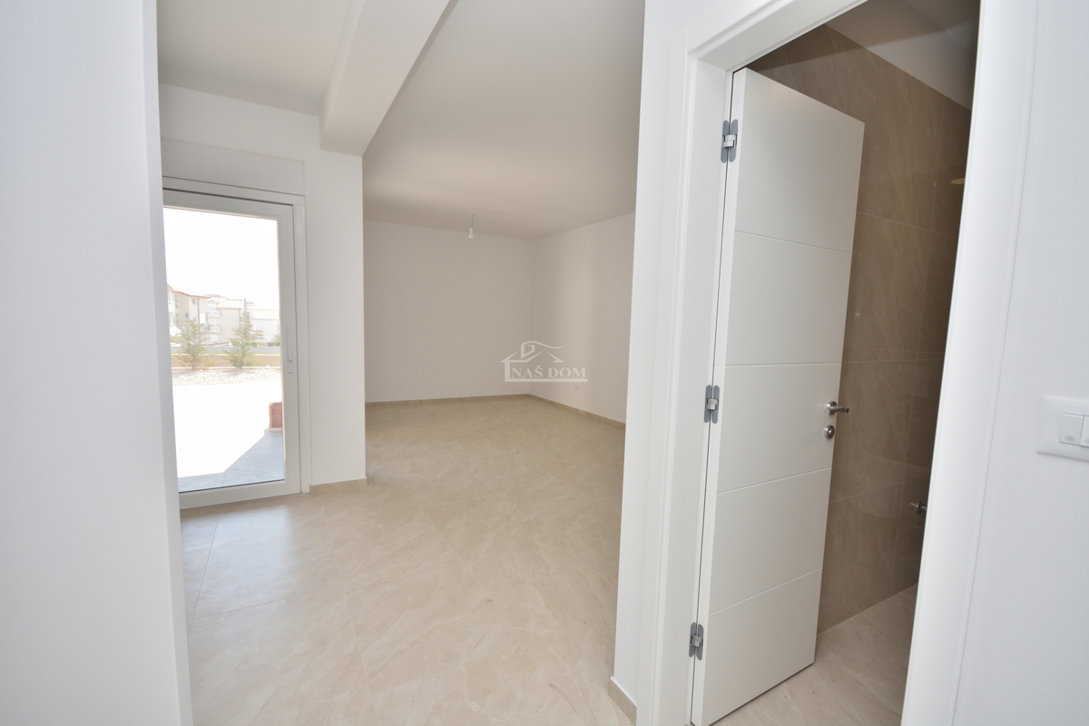 Nuova doppia casa su 3 piani, con piscina e giardino - 700 m dalla spiaggia