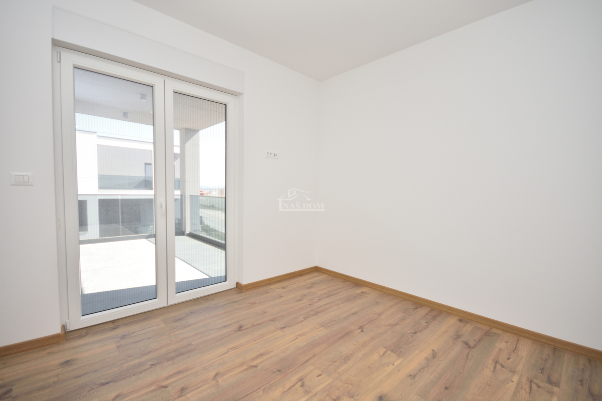 Nuova doppia casa su 3 piani, con piscina e giardino - 700 m dalla spiaggia