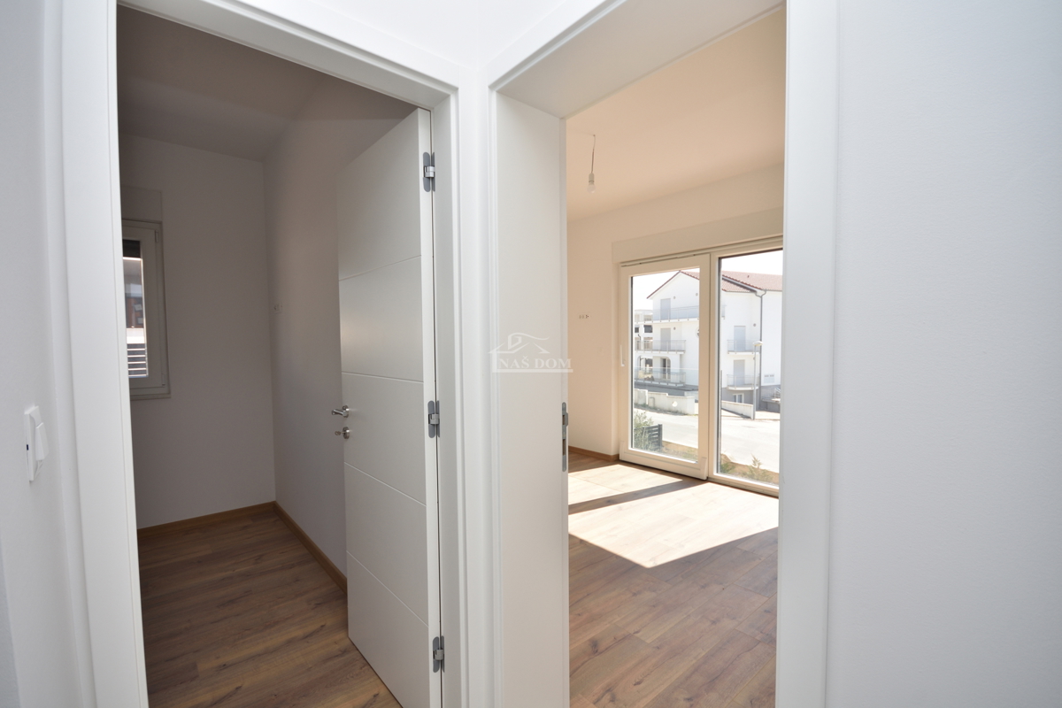 Nuova doppia casa su 3 piani, con piscina e giardino - 700 m dalla spiaggia