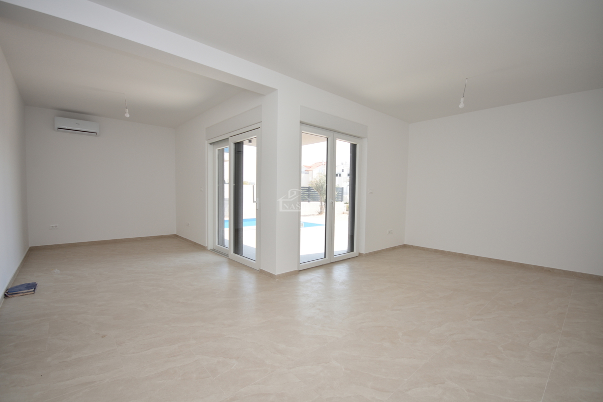 Nuova doppia casa su 3 piani, con piscina e giardino - 700 m dalla spiaggia